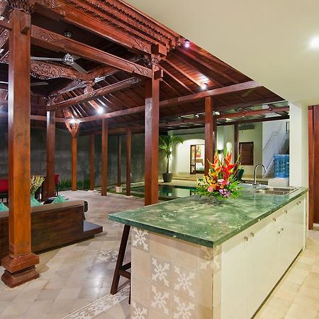 Villa Amalia Legian Buitenkant foto